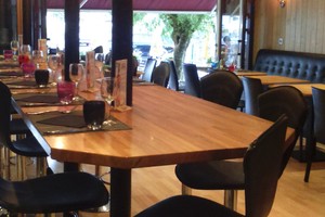 Tischen und Bar im Restaurant 