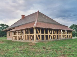 Haus mit ausgeriegltem Fachwerk